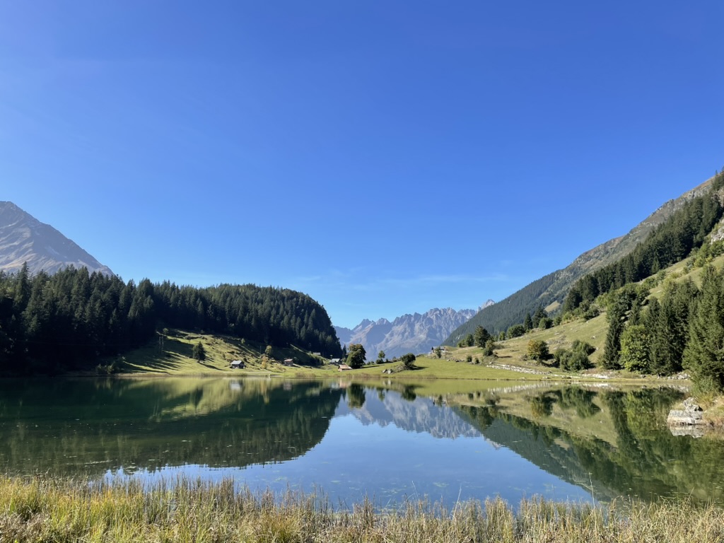 Golzernsee mit Bergspiegelung und klarem Himmel