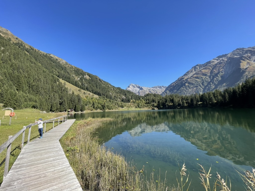 Holzsteg am Golzernsee mit Bergblick